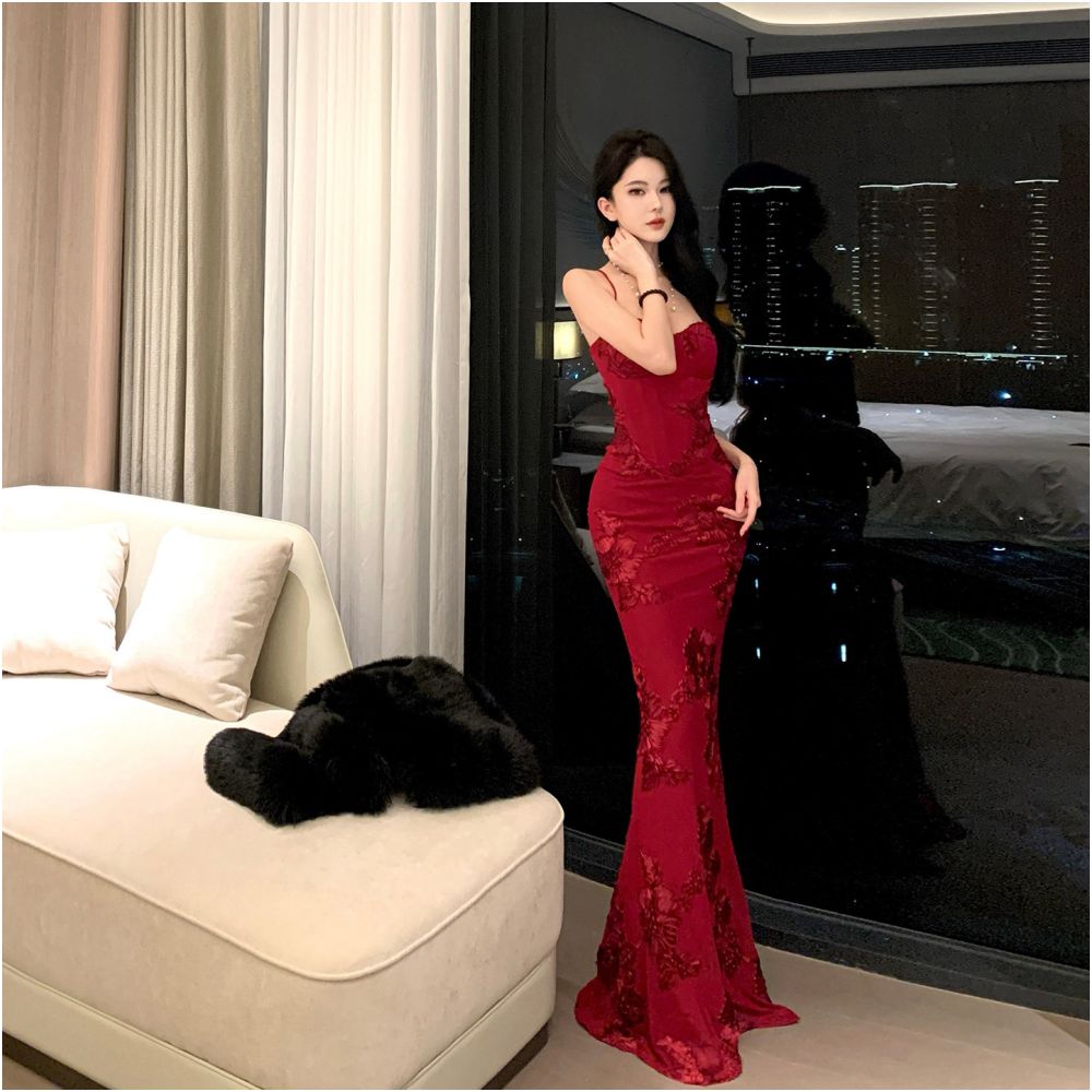 A niche evening dress dress banquet engagement Christmas red dress sexy suspender backless dress long version hip hugging skirt image 5