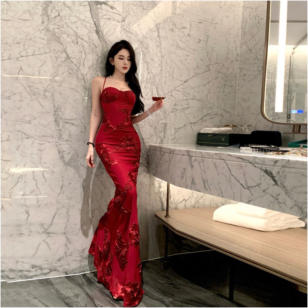 A niche evening dress dress banquet engagement Christmas red dress sexy suspender backless dress long version hip hugging skirt