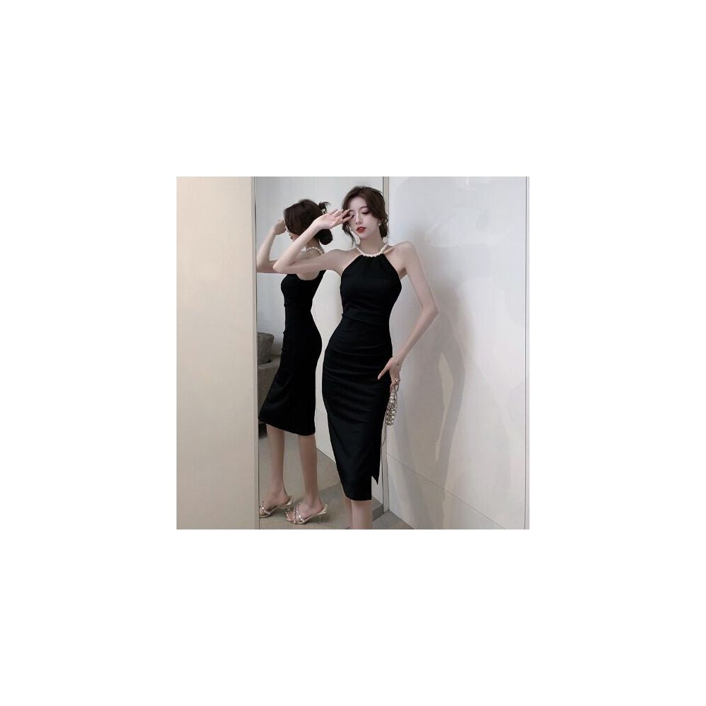 A unique and stunning dress with a high quality feel exuding a sophisticated and mature vibe The pearl halter neck design adds a touch of elegance Perfect for summer