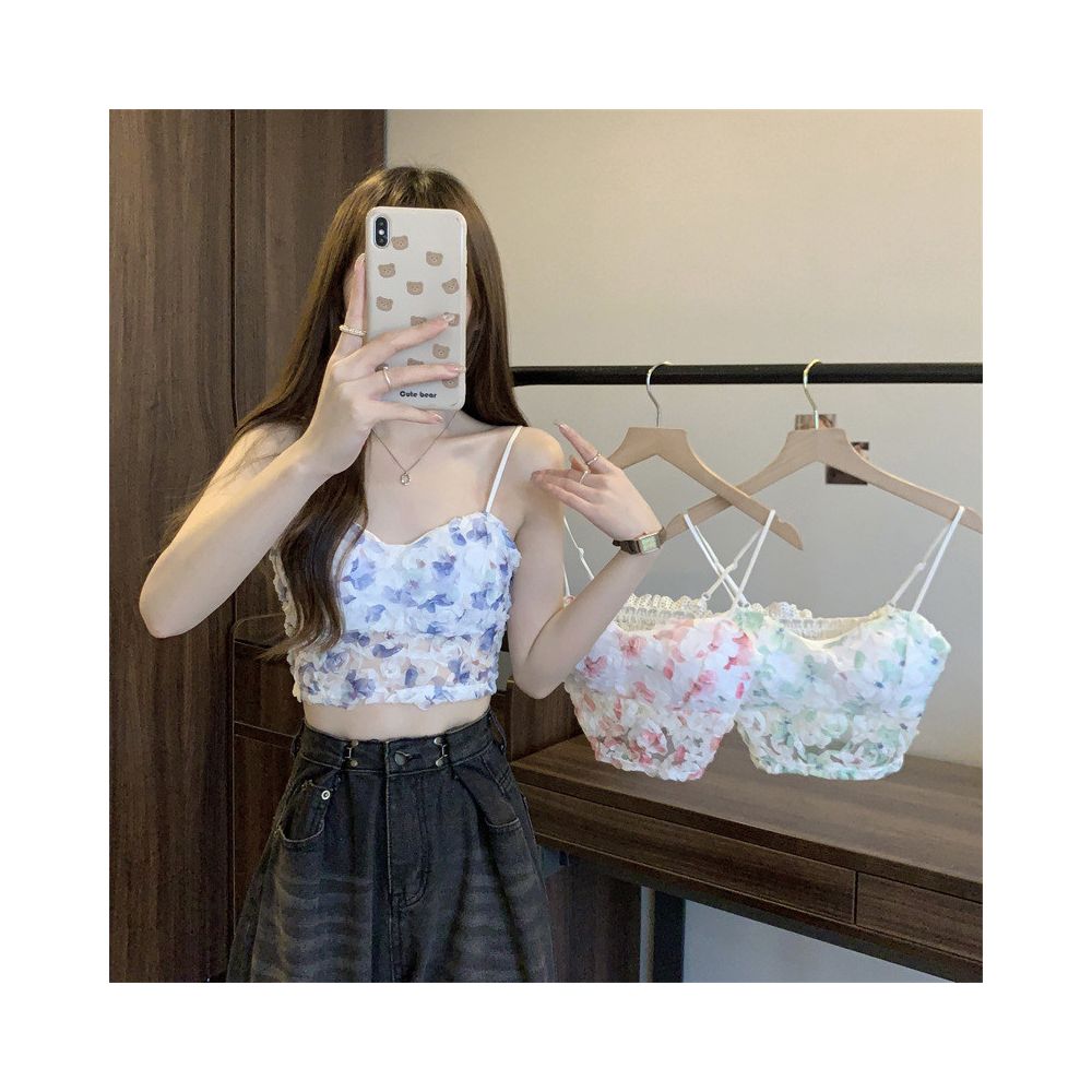 Wearing a floral camisole with breast pads for women in summer a sexy back bra for both indoor and outdoor wear a one piece bra and a strapless top