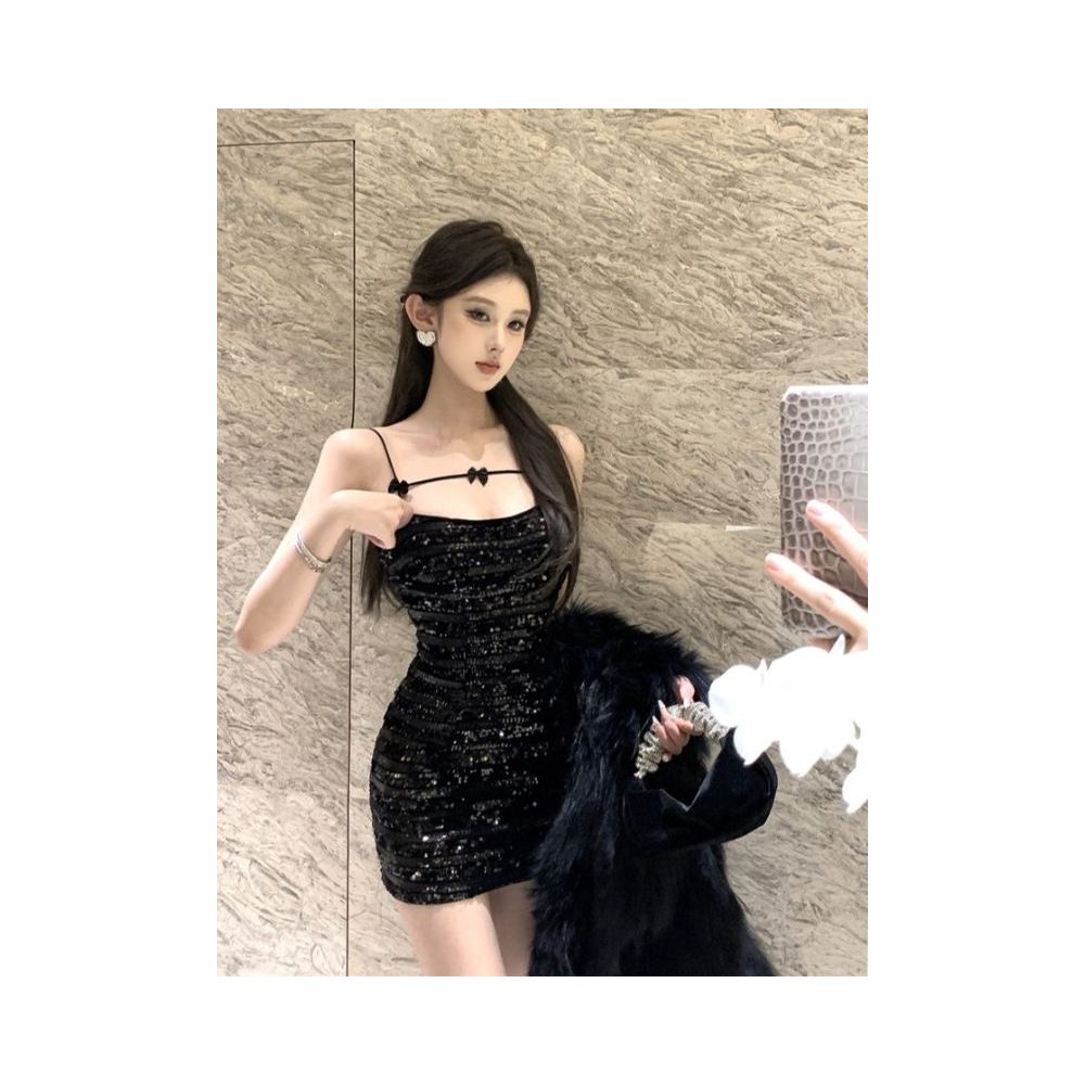 A sophisticated and sexy halter neck dress with a high end feel perfect for a chic and stylish look featuring a fitted waist and bodycon silhouette ideal for winter 2026 image 2