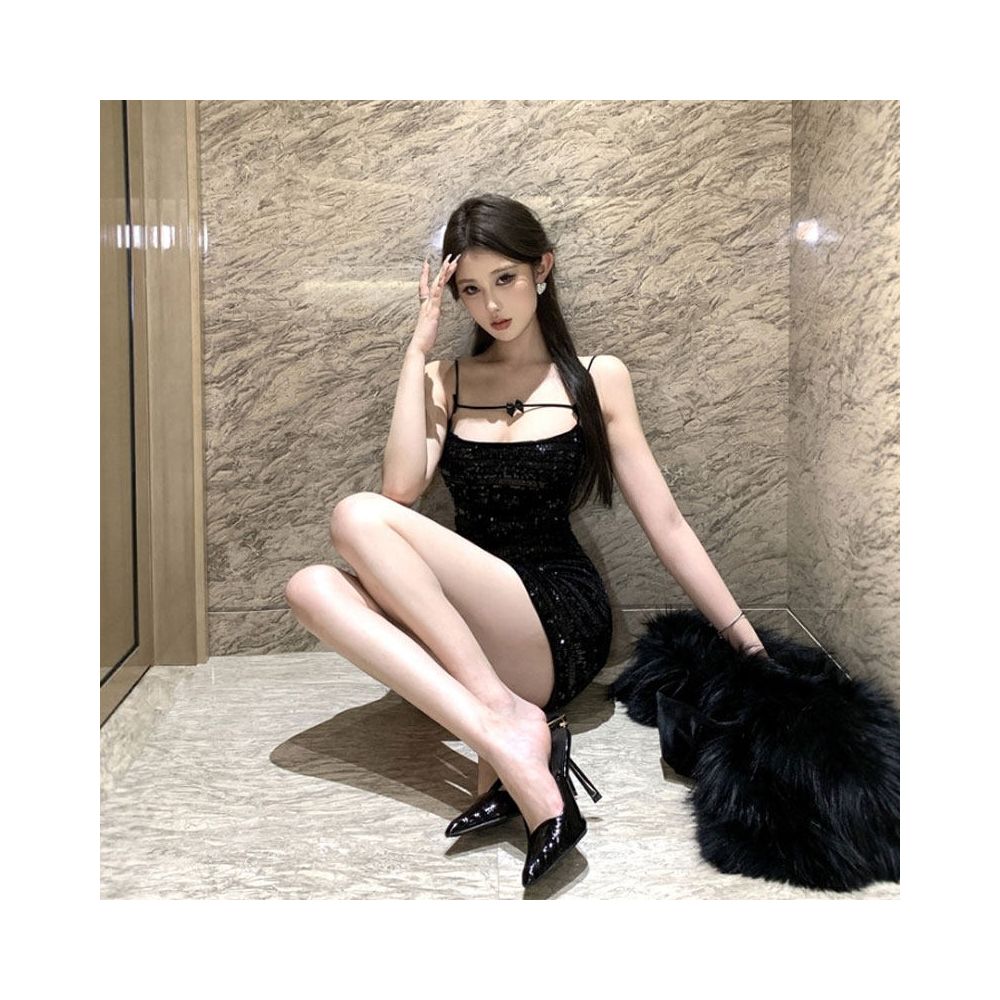 A sophisticated and sexy halter neck dress with a high end feel perfect for a chic and stylish look featuring a fitted waist and bodycon silhouette ideal for winter 2026