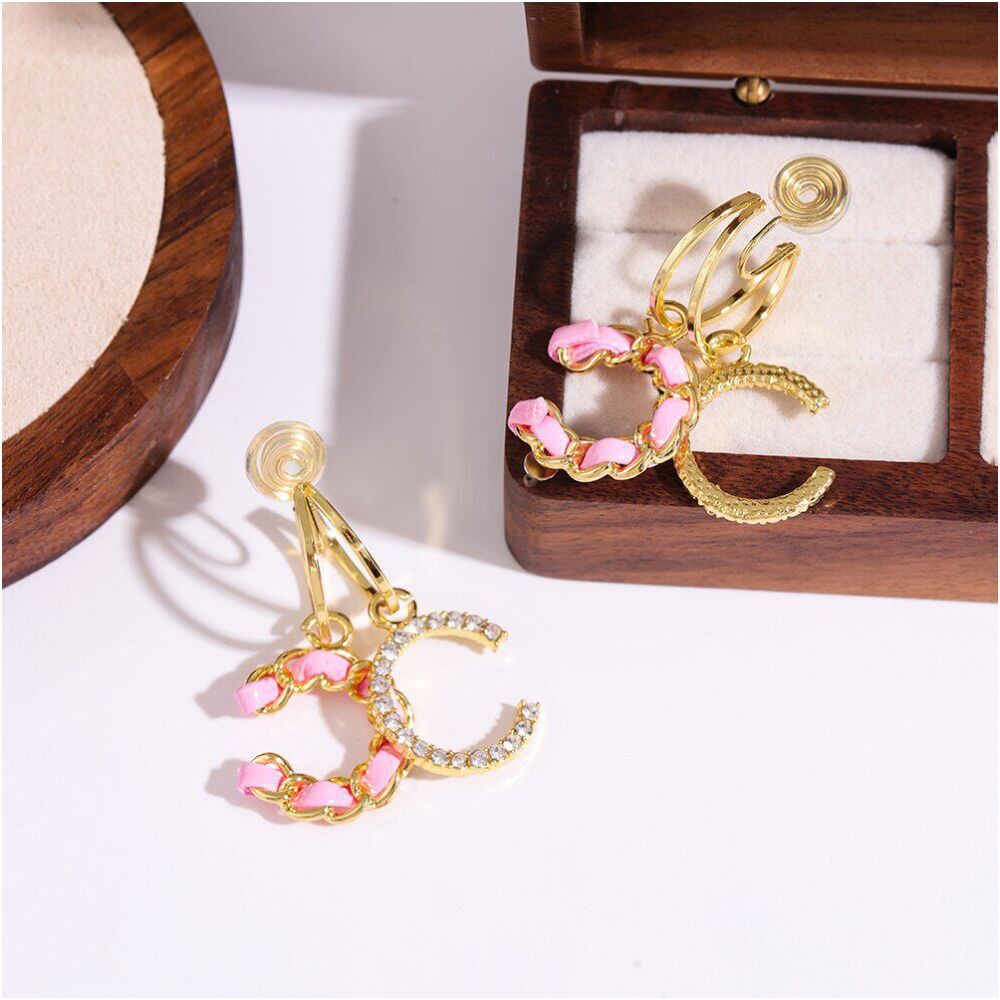 Outlet brand withdraws cabinet clears warehouse picks up leaks gold inlaid diamond chain C shaped earrings 18K gold outlets women s accessories