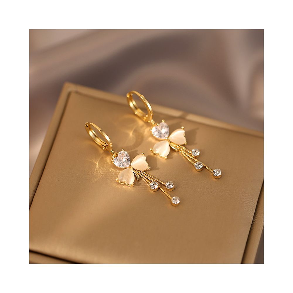 Light luxury clover earrings 2026 new item niche design high end tassel earrings feminine temperament autumn and winter earrings