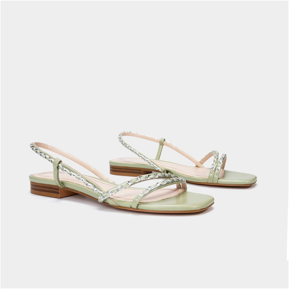 Accompanying you on the 2026 spring summer new chain flat beach shoes ins Korean version versatile fairy style Roman sandals