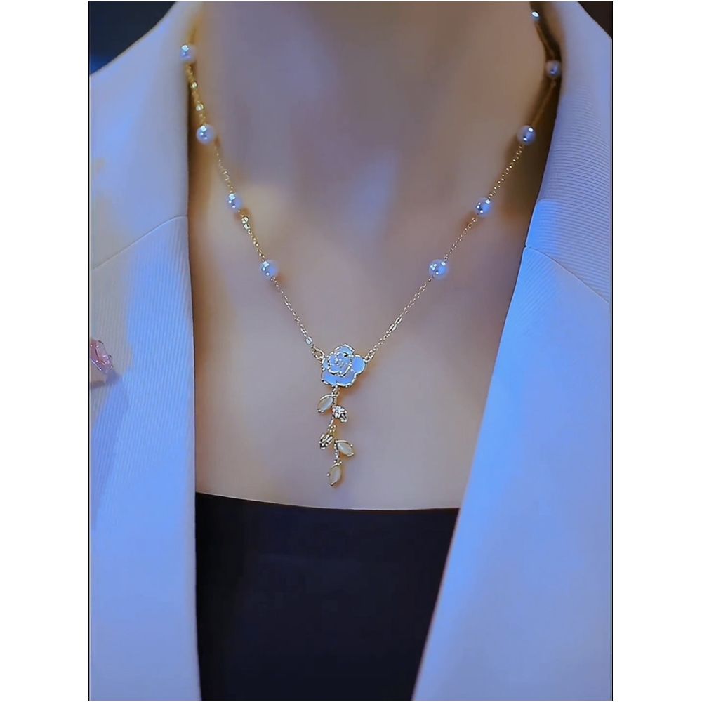 Small niche design camellia pearl necklace women s fashion temperament internet celebrity necklace high end sensation explosive collarbone chain trend image 0