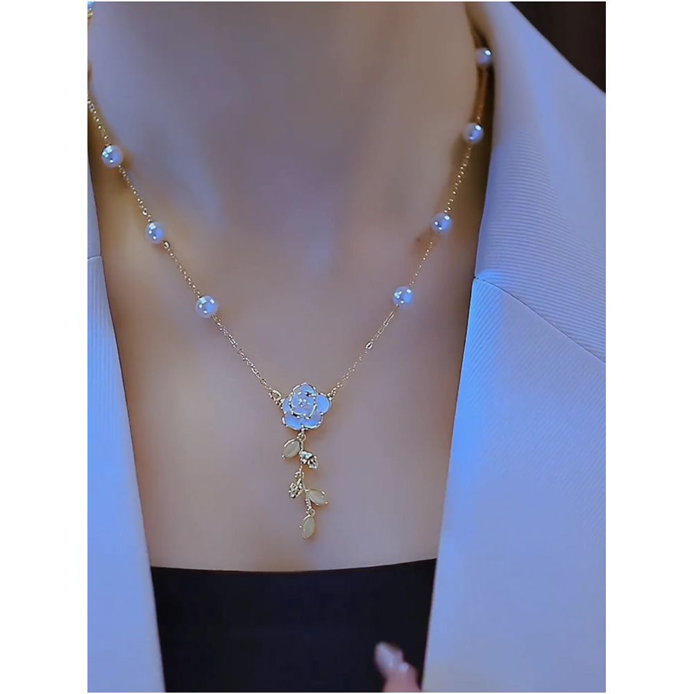 Small niche design camellia pearl necklace women s fashion temperament internet celebrity necklace high end sensation explosive collarbone chain trend image 2