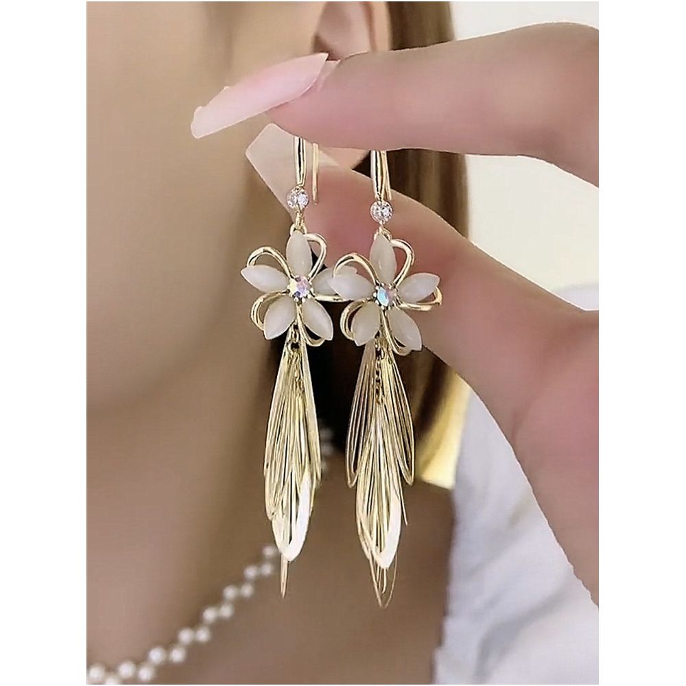 New Japanese and Korean earrings with high end and fashionable temperament cat s eye stone flower tassel earrings women s long tassel earrings