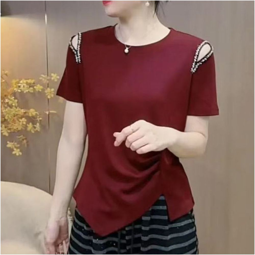 This stylish new summer T shirt features a unique design with hollowed out beading details making it a youthful and flattering base layer It s also a versatile and slimming option