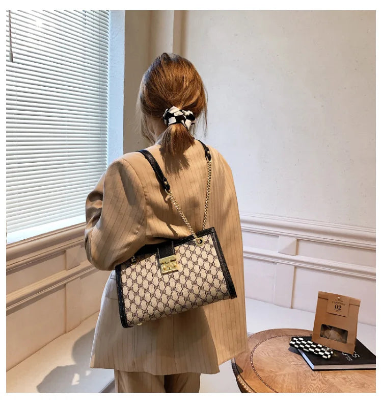 Women's Bag 2025 New Fashion European and American Retro Print Large Capacity Tote Bag Chain Shoulder Underarm Bag Wholesale