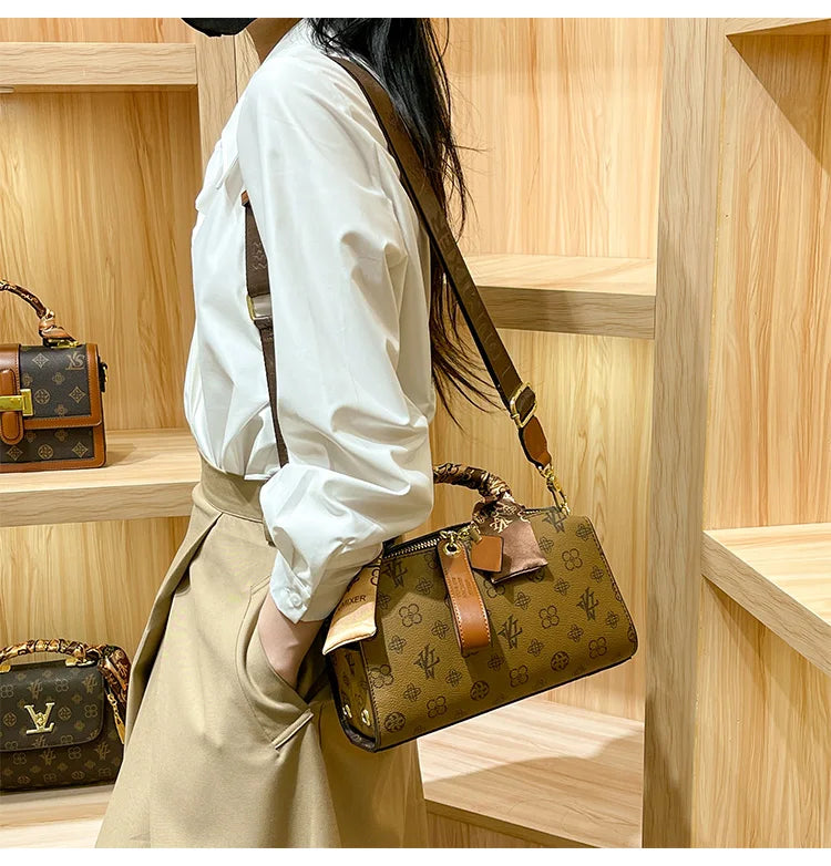 Brand women's handbag 2025 new autumn and winter high-end texture niche designer light luxury shoulder crossbody bag pillow bag