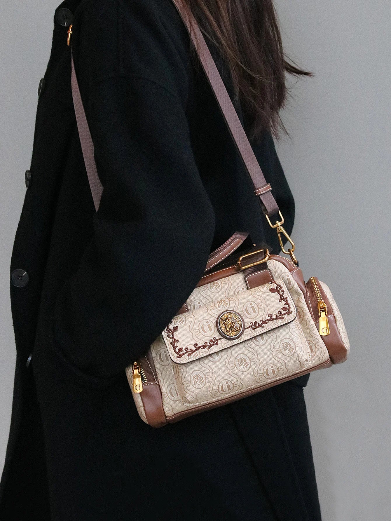 2024 new women's bag, fashionable multi-pocket style, casual and versatile handbag, retro green color matching shoulder bag, hig