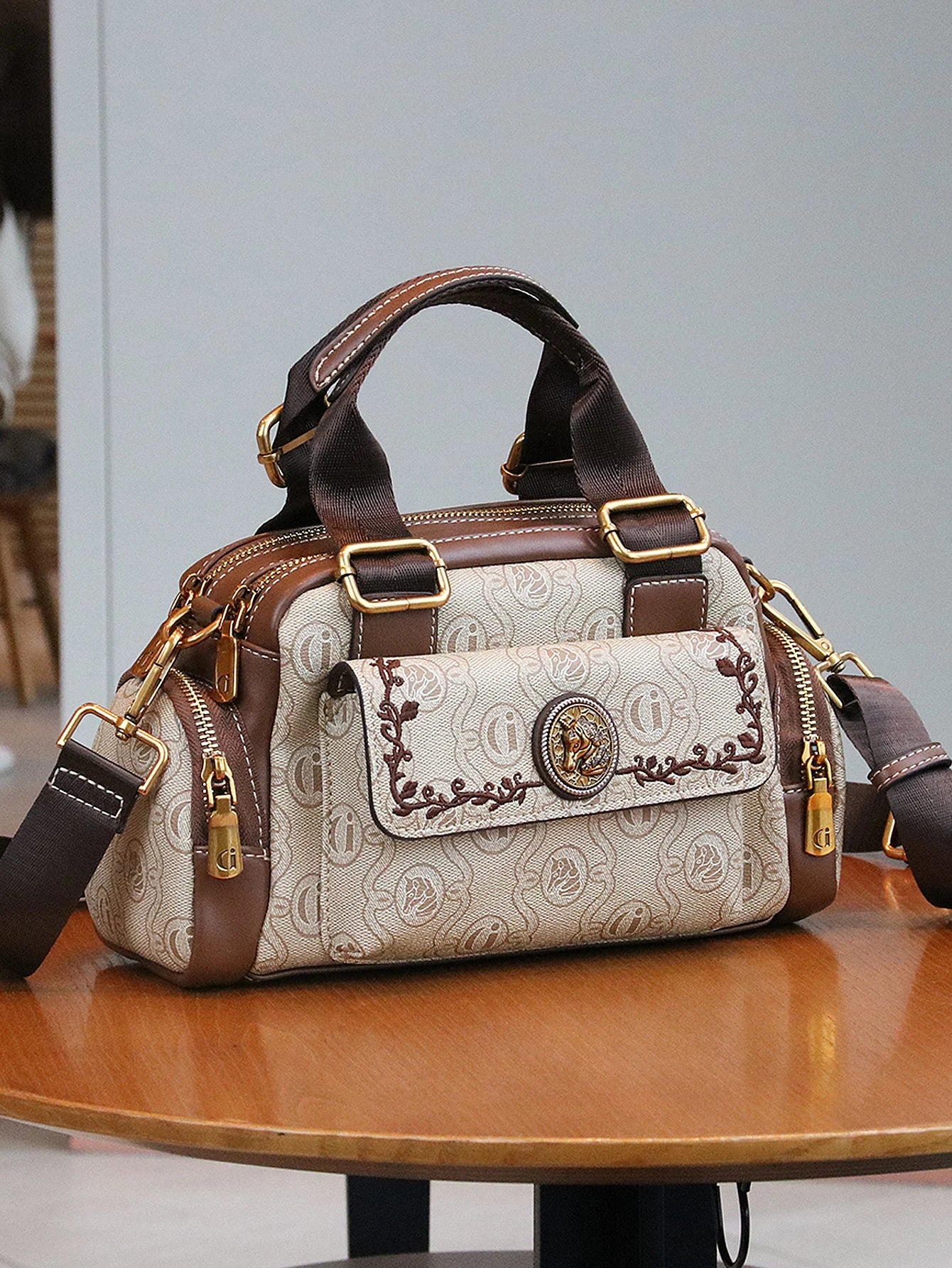 2024 new women's bag, fashionable multi-pocket style, casual and versatile handbag, retro green color matching shoulder bag, hig