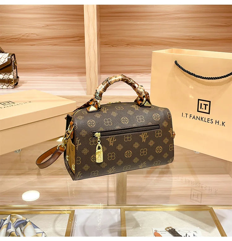 Brand women's handbag 2025 new autumn and winter high-end texture niche designer light luxury shoulder crossbody bag pillow bag