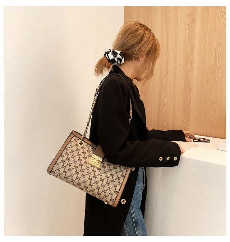 Women's Bag 2025 New Fashion European and American Retro Print Large Capacity Tote Bag Chain Shoulder Underarm Bag Wholesale