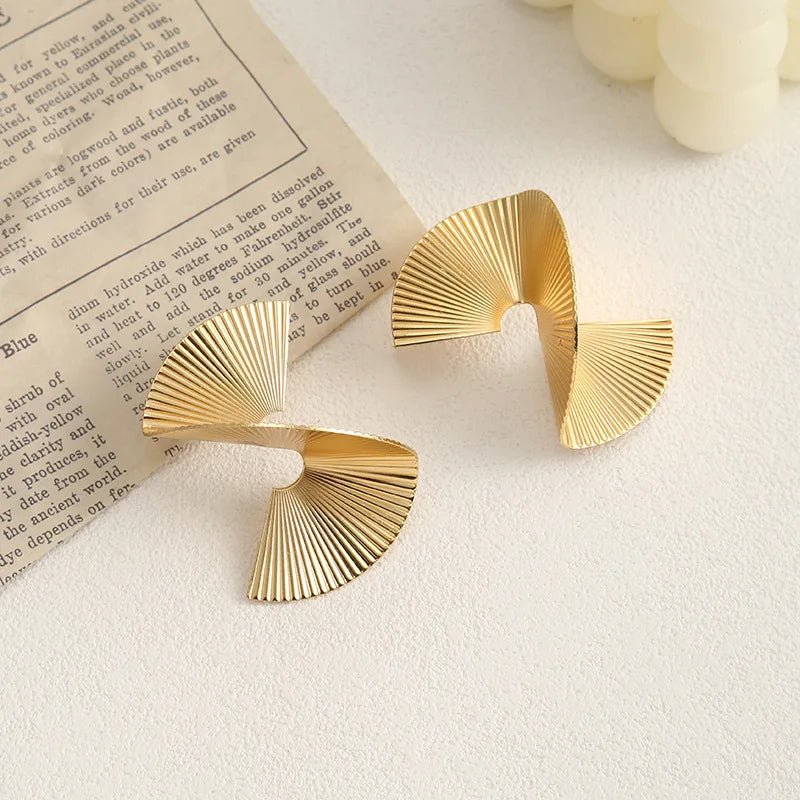 Minimalism Personality Metal Drop Earrings for Women Leaf Round Water Droplet Butterfly Twist Metal Earrings Geometry Jewelry