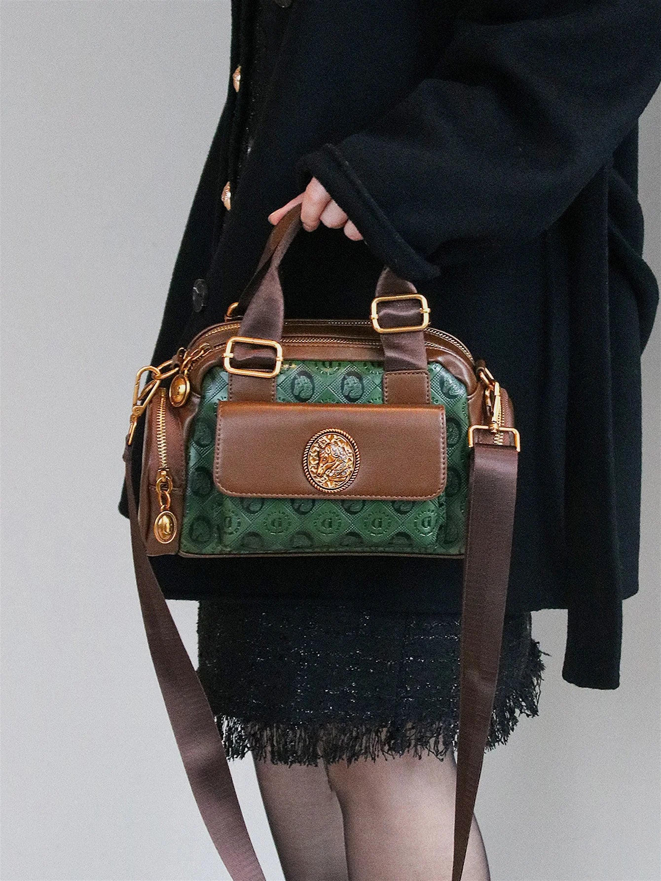 2024 new women's bag, fashionable multi-pocket style, casual and versatile handbag, retro green color matching shoulder bag, hig