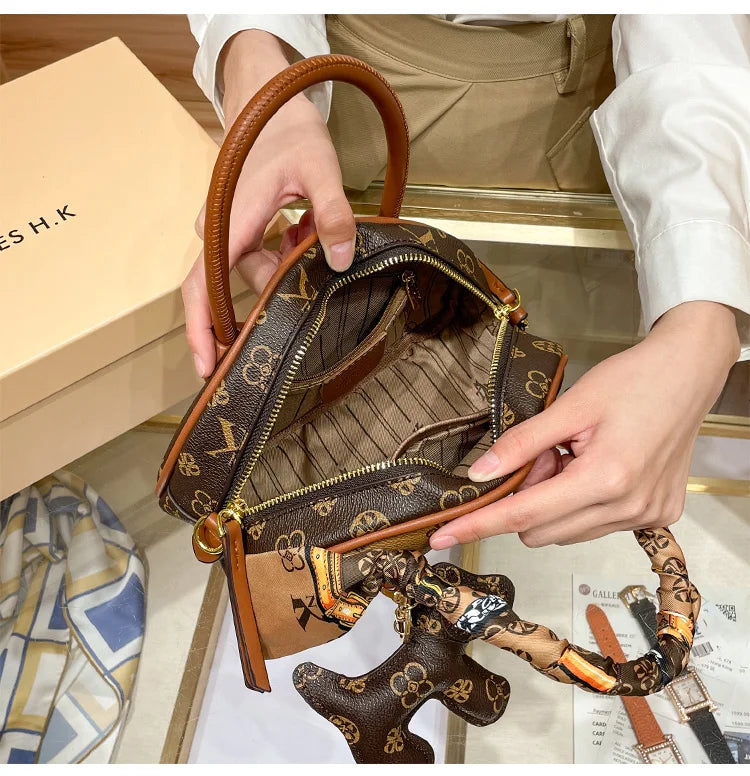 Brand women's handbag 2025 new autumn and winter high-end texture niche designer light luxury shoulder crossbody bag shell bag