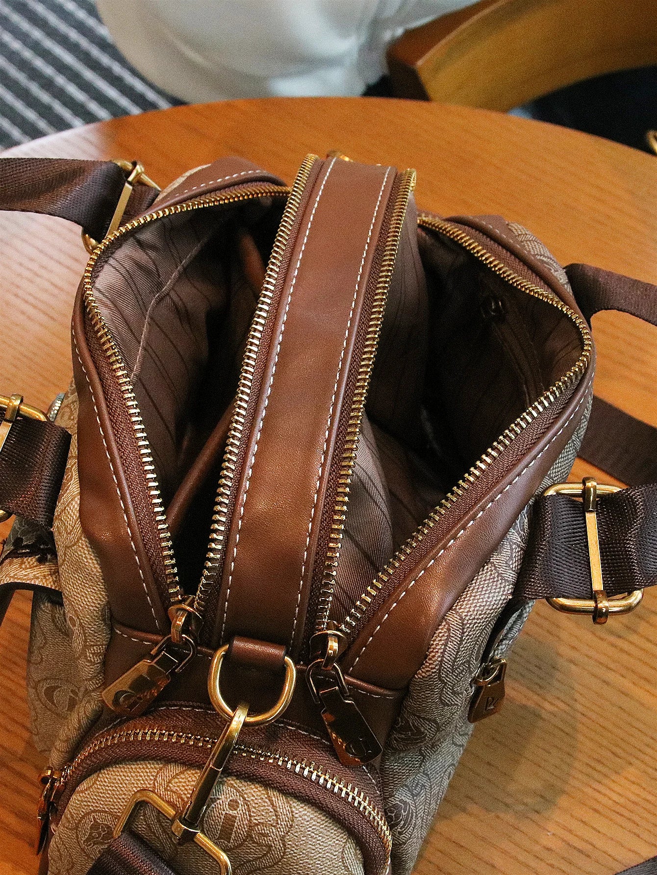 2024 new women's bag, fashionable multi-pocket style, casual and versatile handbag, retro green color matching shoulder bag, hig