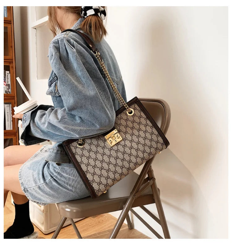 Women's Bag 2025 New Fashion European and American Retro Print Large Capacity Tote Bag Chain Shoulder Underarm Bag Wholesale